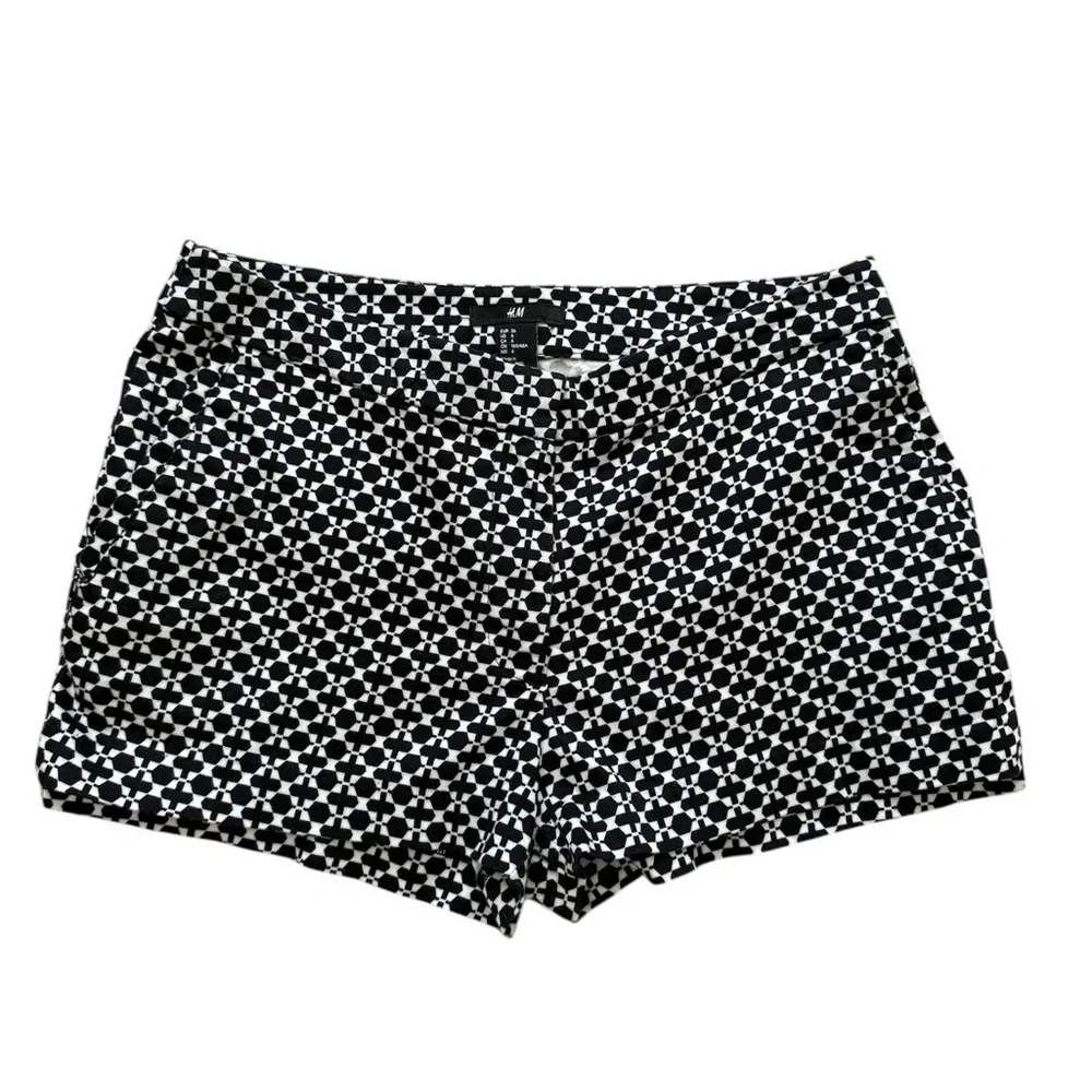 H&M Black and White Geometric Shorts size 6